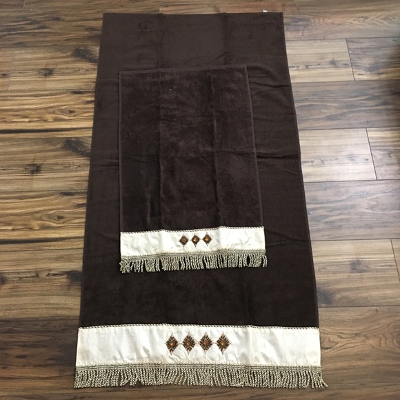 EUC 4pc. Stratford Home Decorative Towel Set - Picture 8 of 8